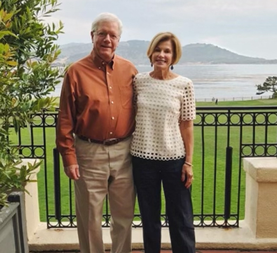 رينالدو جيل زامبرانو يحمل أسطوانة طباعة شاشة