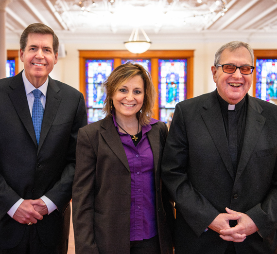 منظر جوي للحرم الجامعي يُظهر قاعة الكلية وأبراج القديس ألويسيوس