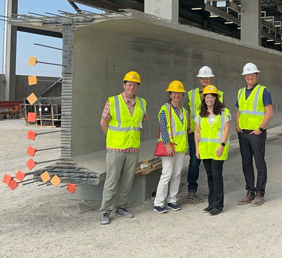 منظر جوي للحرم الجامعي يُظهر قاعة الكلية وأبراج القديس ألويسيوس